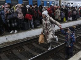 Une réfugiée ukrainienne et son enfant fuient leur pays.